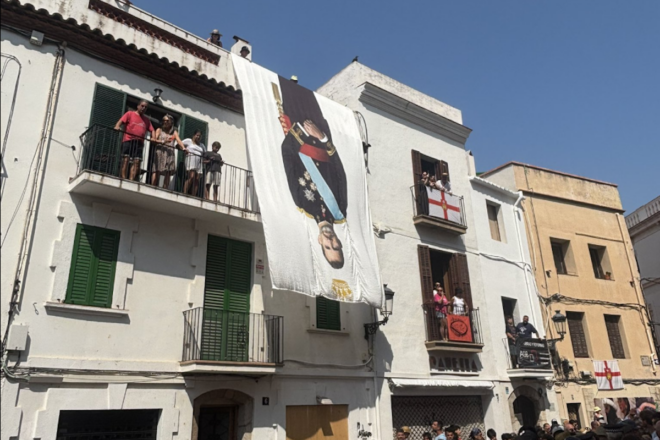[VÍDEO] Estelada gegant i una pancarta de Felipe VI cap per avall a la Festa Major de Sitges
