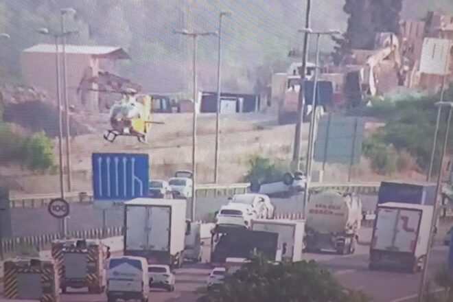 Un helicòpter del SEM aterra a la AP-7 arran d’un accident de trànsit