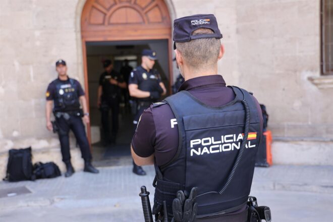 El presumpte patró de la pastera intenta de fugir de la comissaria on estava retingut, a Palma