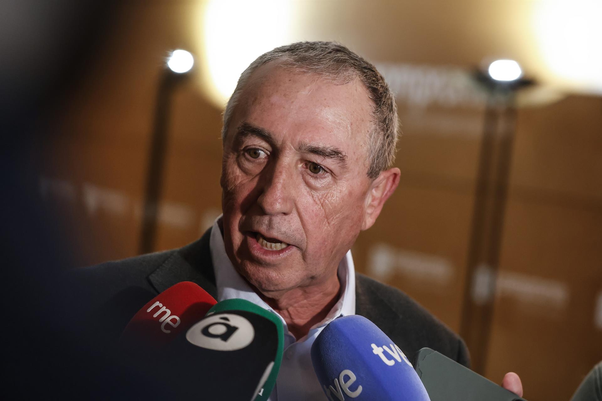 El síndic de Compromís a les Corts, Joan Baldoví, atén els mitjans de comunicació (fotografia: Europa Press / Rober Solsona).