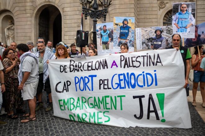 Vuit-centes persones es concentren a Barcelona contra l’assassinat de periodistes a Gaza
