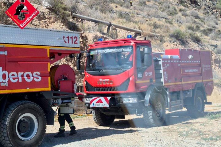 Efectius desplaçats a l'incendi declarat a la pedania de l'Apareguda, a Oriola. Fotografia: consorci provincial de bombers d'Alacant