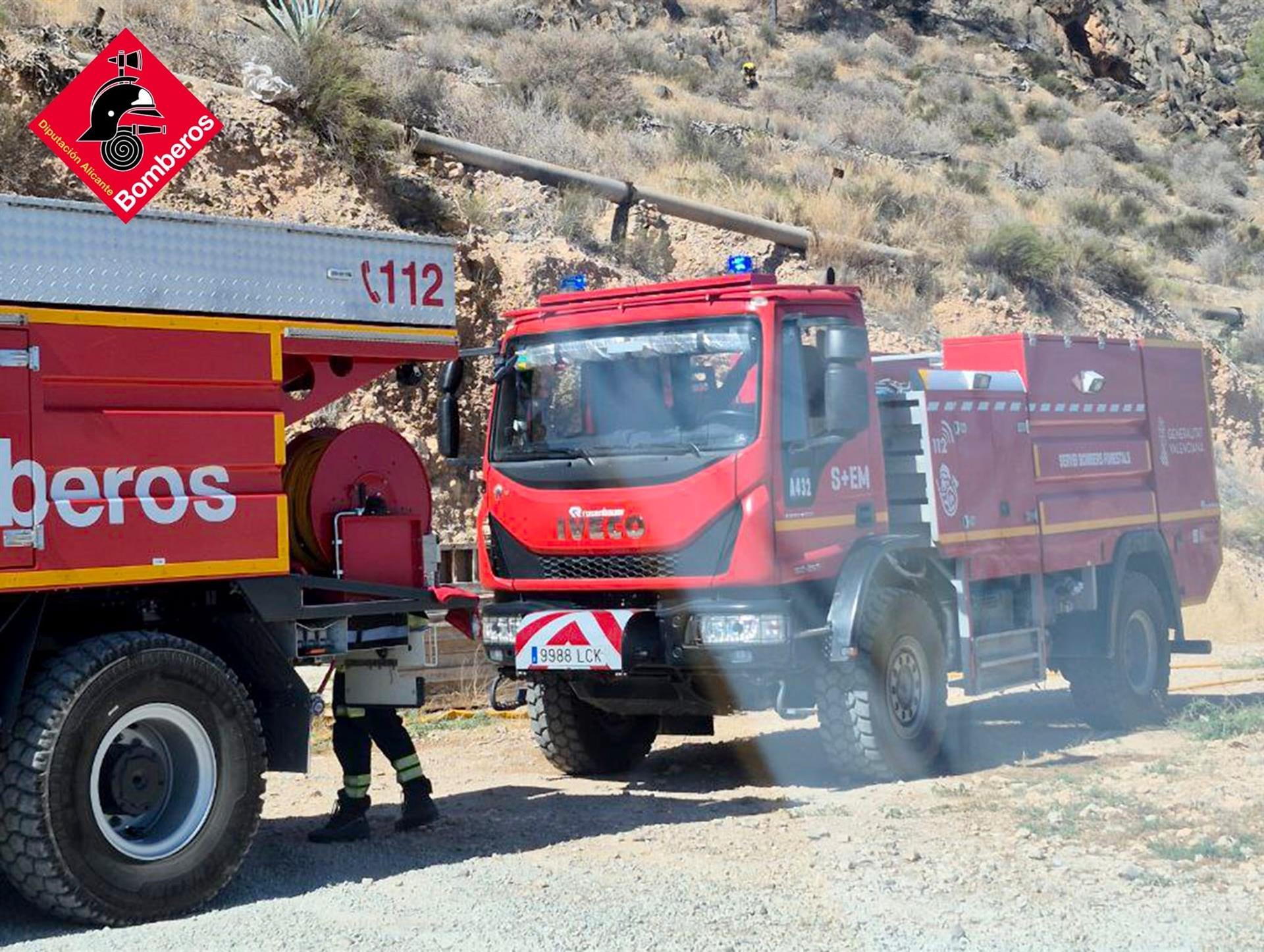 Efectius desplaçats a l'incendi declarat a la pedania de l'Apareguda, a Oriola. Fotografia: consorci provincial de bombers d'Alacant