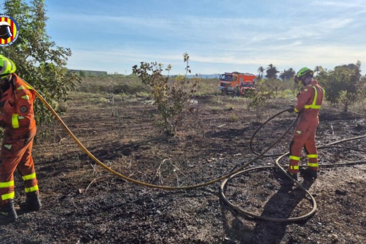 Bombers treballant en el lloc de l’incendi de Massalavés