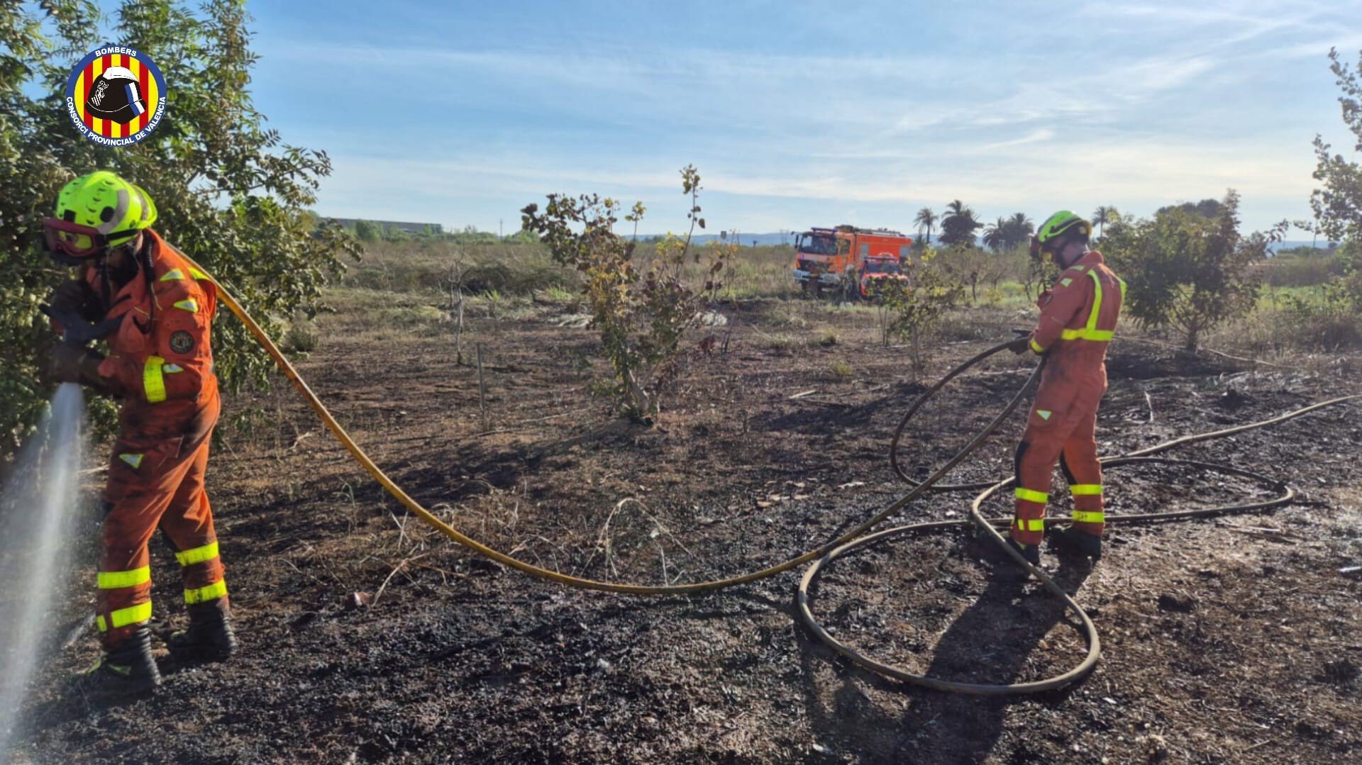 Bombers treballant en el lloc de l’incendi de Massalavés