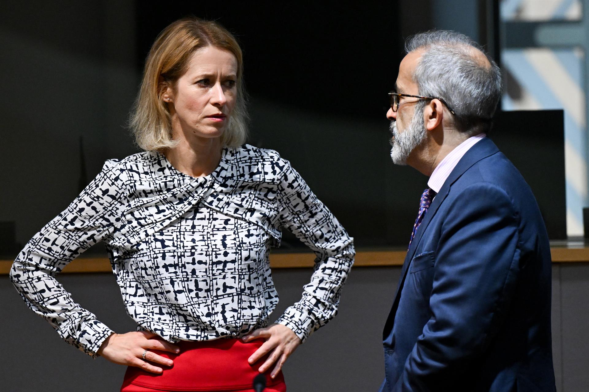 La cap de la diplomàcia europea, Kaja Kallas, amb el ministre d’afers exteriors de Portugal, Paulo Rangel, a la reunió de ministres a Brussel·les.