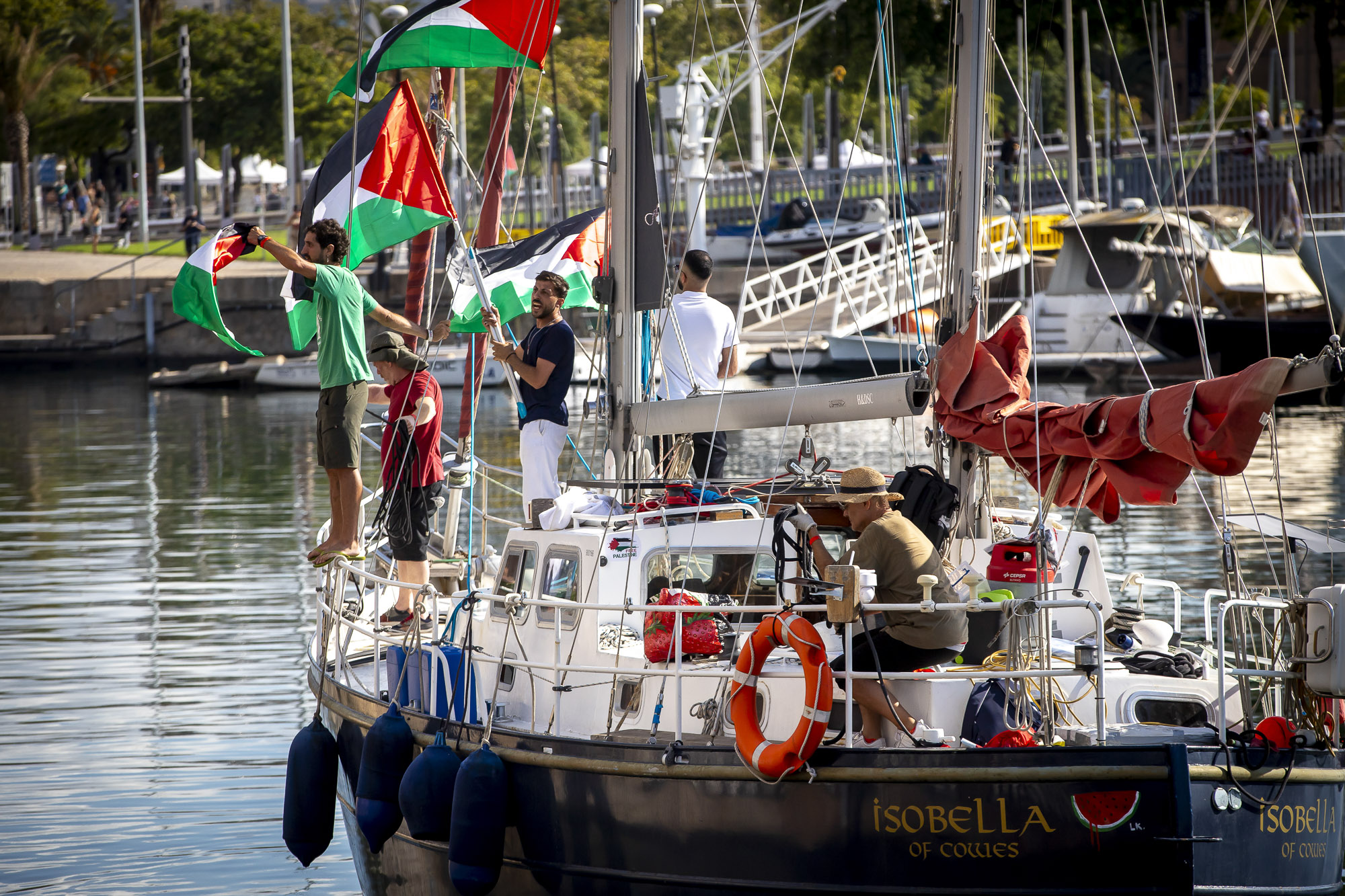 Sortida de la flotilla cap a Gaza des del port de Barcelona (fotografia: Albert Salamé).