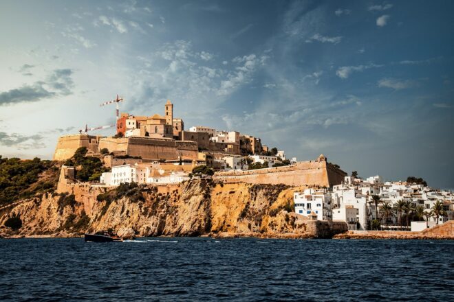 El català a Eivissa i Formentera, víctima d’un model econòmic que el devora