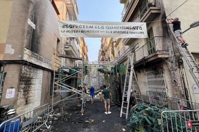 Un incendi crema el guarnit del carrer de Verdi a la Festa Major de Gràcia