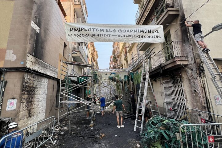 El guarnit del carrer de Verdi cremat per un incendi. Fotografia: Guillem Roma