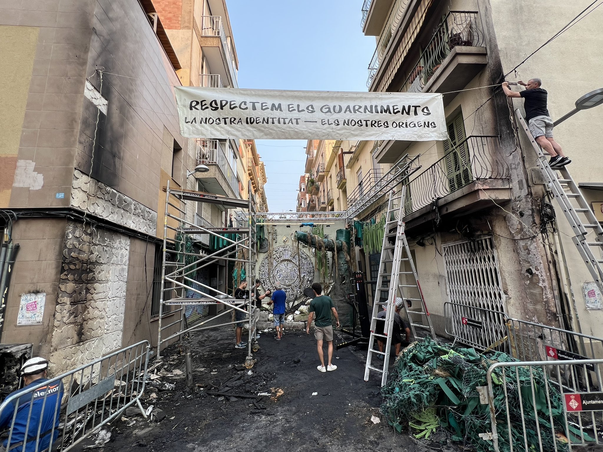 El guarnit del carrer de Verdi cremat per un incendi. Fotografia: Guillem Roma