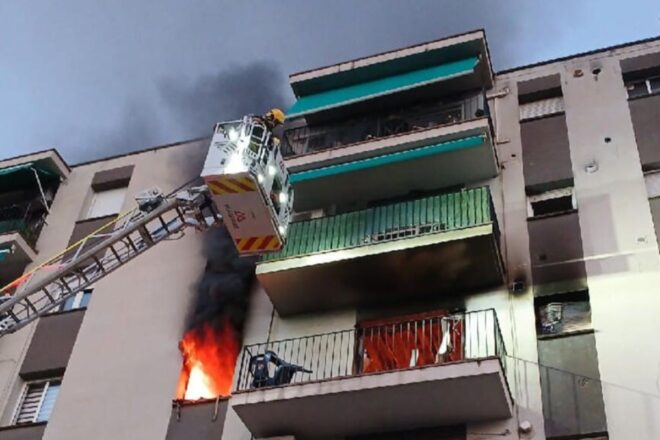 Un incendi en un edifici de Sarrià de Ter acaba amb 19 ferits