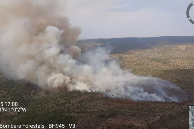 Un llamp causa un incendi forestal a Teresa de Cofrents que obliga a desallotjar dues pedanies