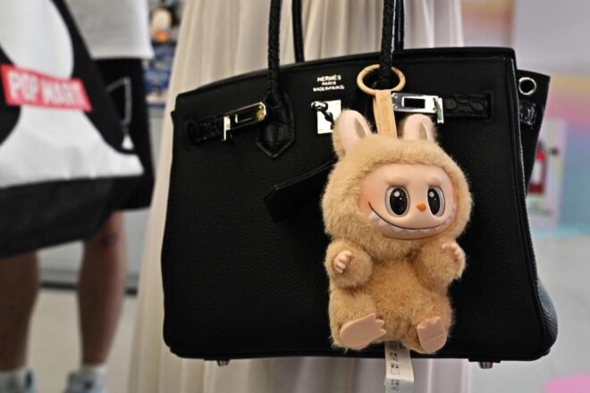 Bogeria pels Labubu a Barcelona: cues de matinada per a aconseguir els peluixos de moda