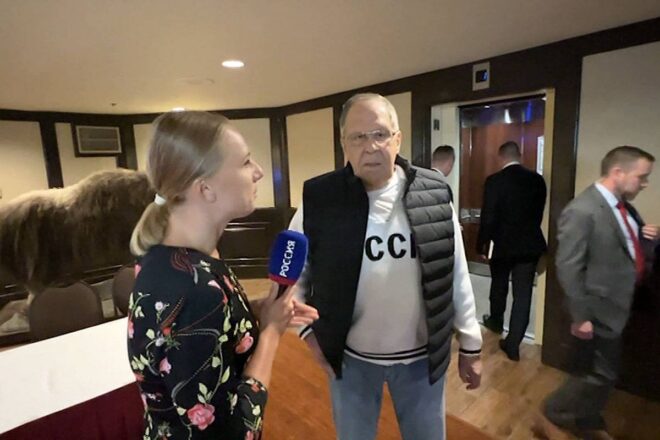 Pollastre a la Kiev i símbols soviètics: les provocacions de la delegació russa