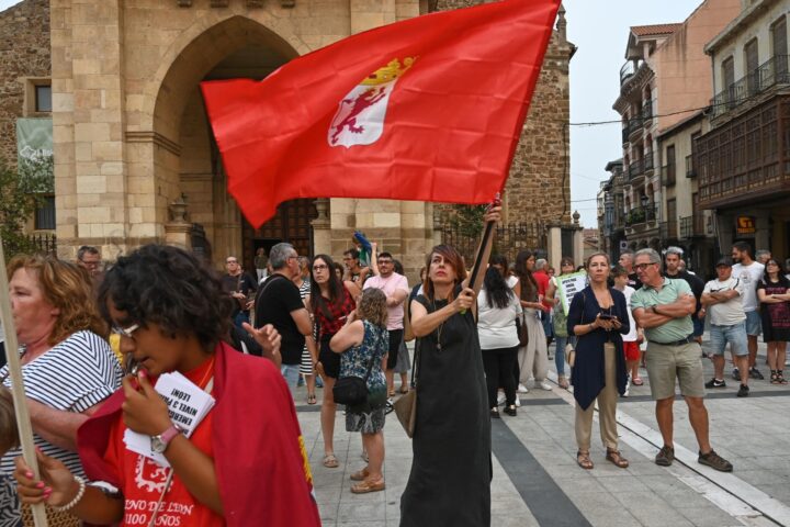Una manifestant a La Bañeza enarbora la bandera de Lleó com a protesta contra la Junta (fotografia: J. Casares).