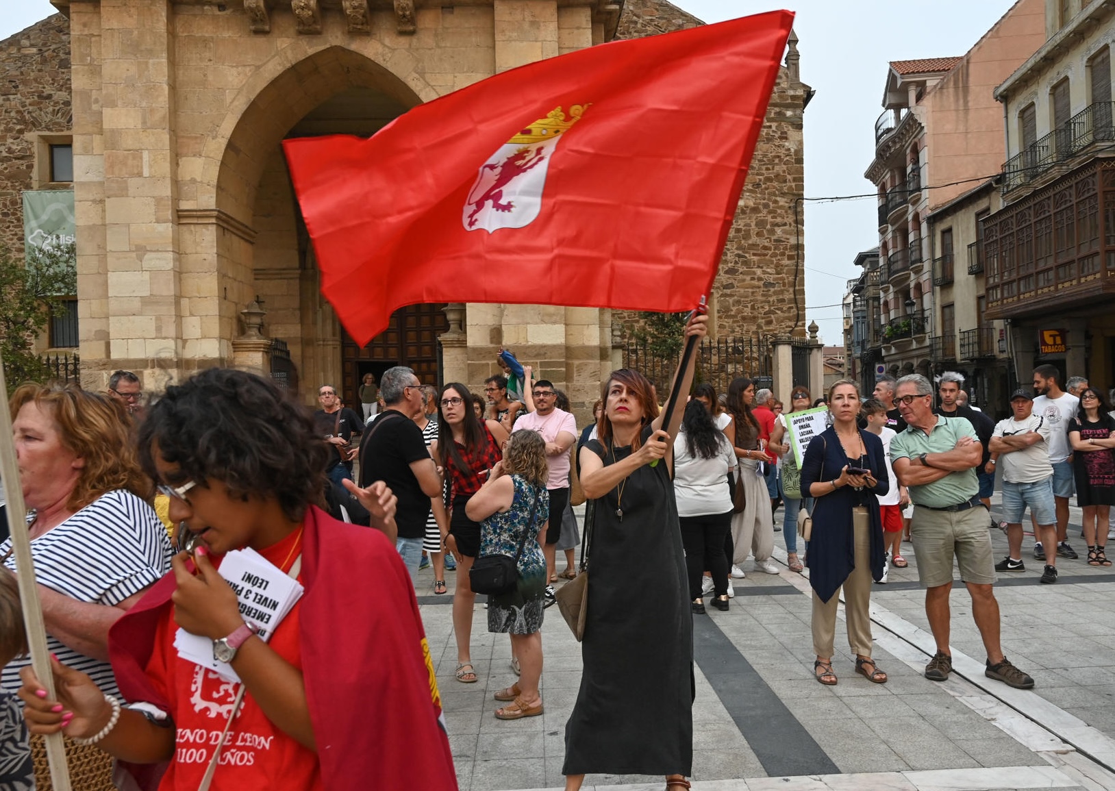 Una manifestant a La Bañeza enarbora la bandera de Lleó com a protesta contra la Junta (fotografia: J. Casares).