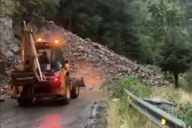 Tallada la carretera entre Os de Civís i Andorra per una esllavissada
