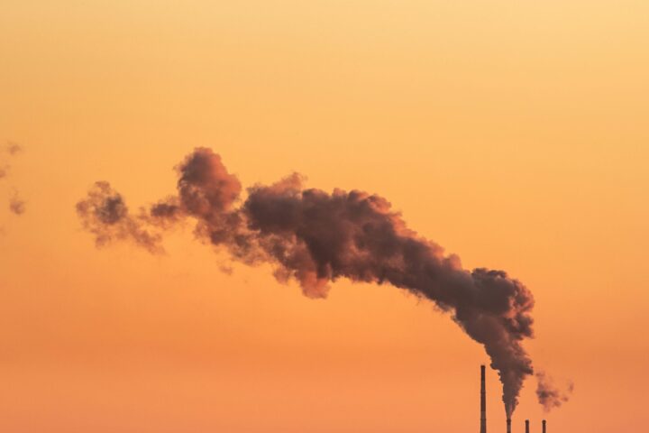 Detall d'una xemeneia industrial a Gdańsk, Polònia (fotografia: Marek Piwnicki/Pexels).