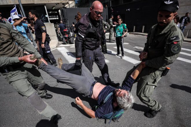 Més de trenta-cinc detinguts en les protestes per a exigir a Netanyahu un acord per a alliberar els ostatges