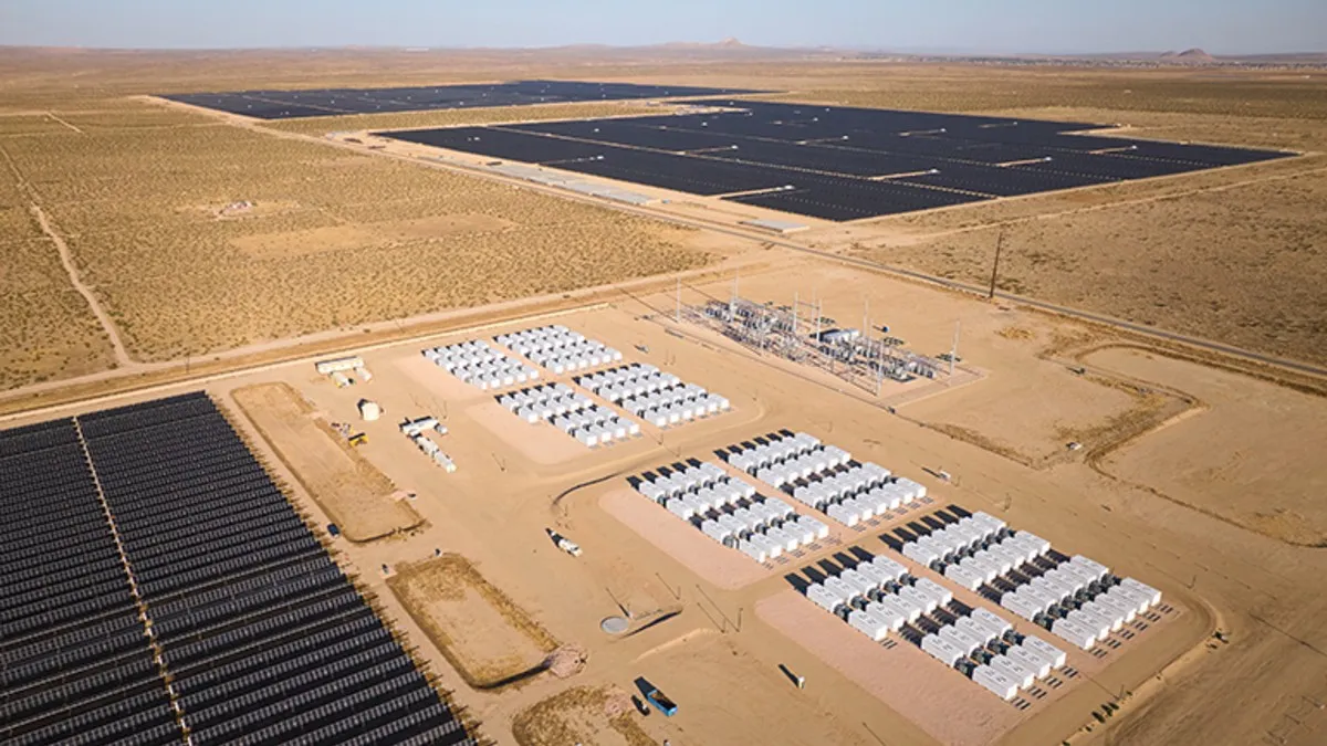 L’energia solar i les bateries s’han abaratit tant que ja és possible plantejar centrals híbrides que donin electricitat solar durant les vint-i-quatre hores del dia.