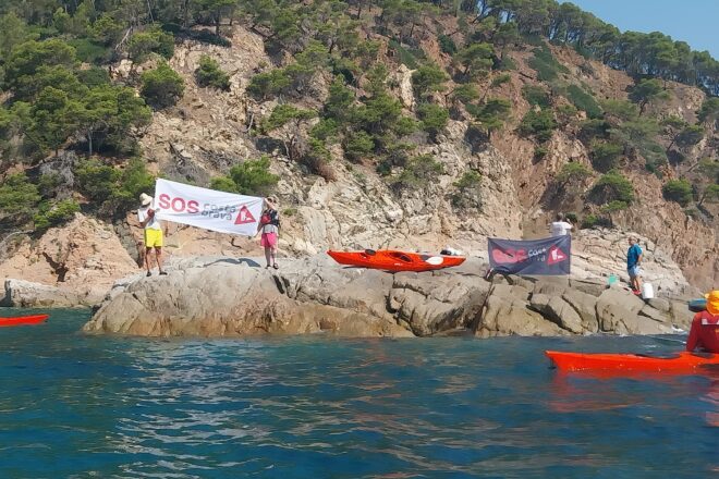 Un grup d’ecologistes bloca l’accés a la cala del Vedell de Mont-ras per denunciar la manca de protecció del litoral