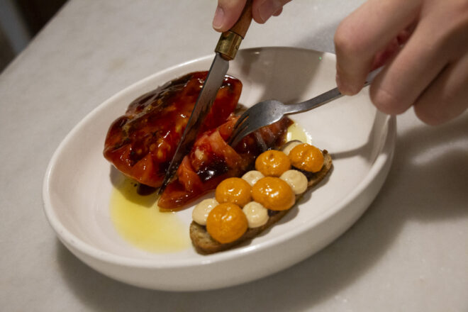 Receptes d’estiu: tomàquet marinat amb pa d’algues, romesco i almadroc de la Sosenga