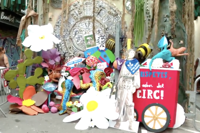 Emoció i llàgrimes al carrer de Verdi: la resta de carrers els porten guarniments perquè puguin fer una nova portalada