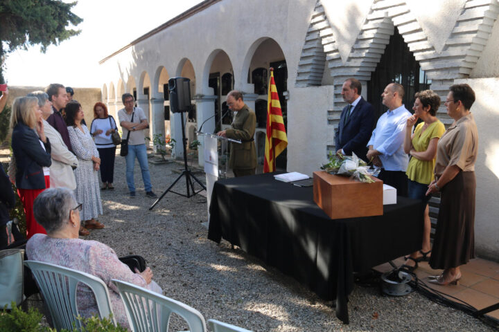 Acte al cementiri de Claravalls on s'han retornat les restes del soldat republicà Julio Lizana.