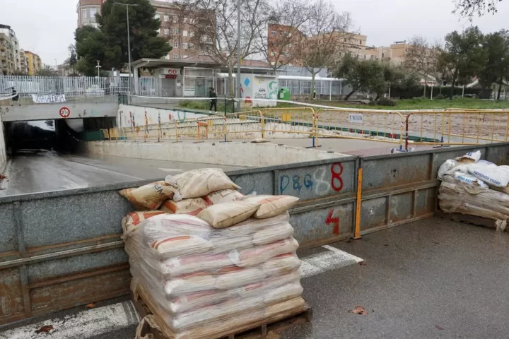 Vista del túnel de l'estació d'Aldaia amb comportes reforçades amb sacs com a mesura preventiva davant una alerta per pluges. (Fotografia: EFE/Manuel Bruque)