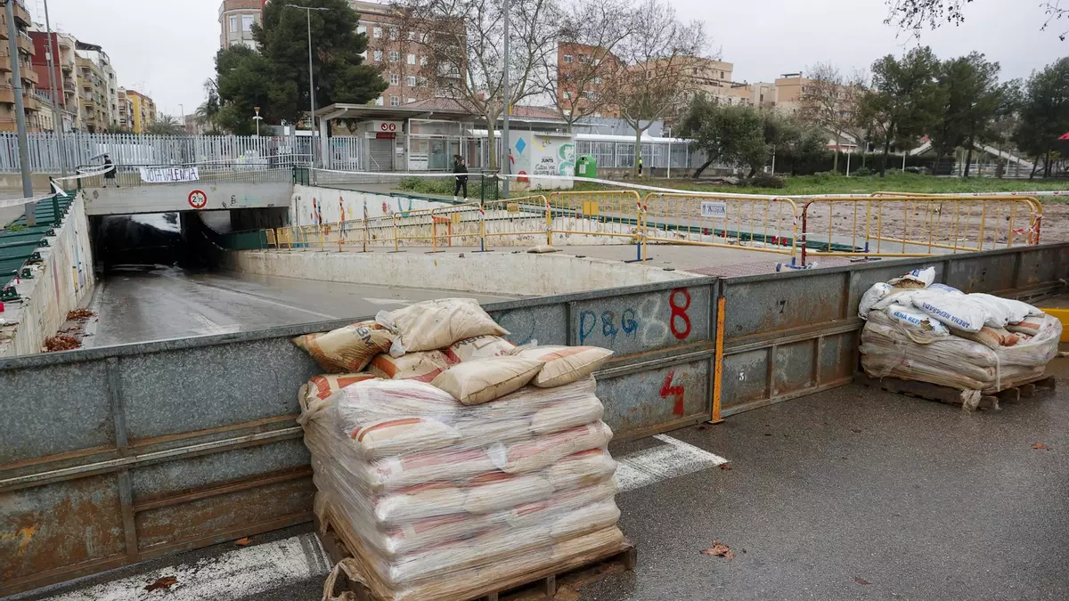 Vista del túnel de l'estació d'Aldaia amb comportes reforçades amb sacs com a mesura preventiva davant una alerta per pluges. (Fotografia: EFE/Manuel Bruque)