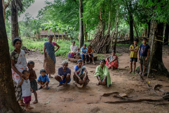 Familiars de Soma Modiyam i Anil Madavi, dos adolescents executats pels naxalites a Chhattisgarh, aquest juny (fotografia: Arko Datto/The Washington Post).