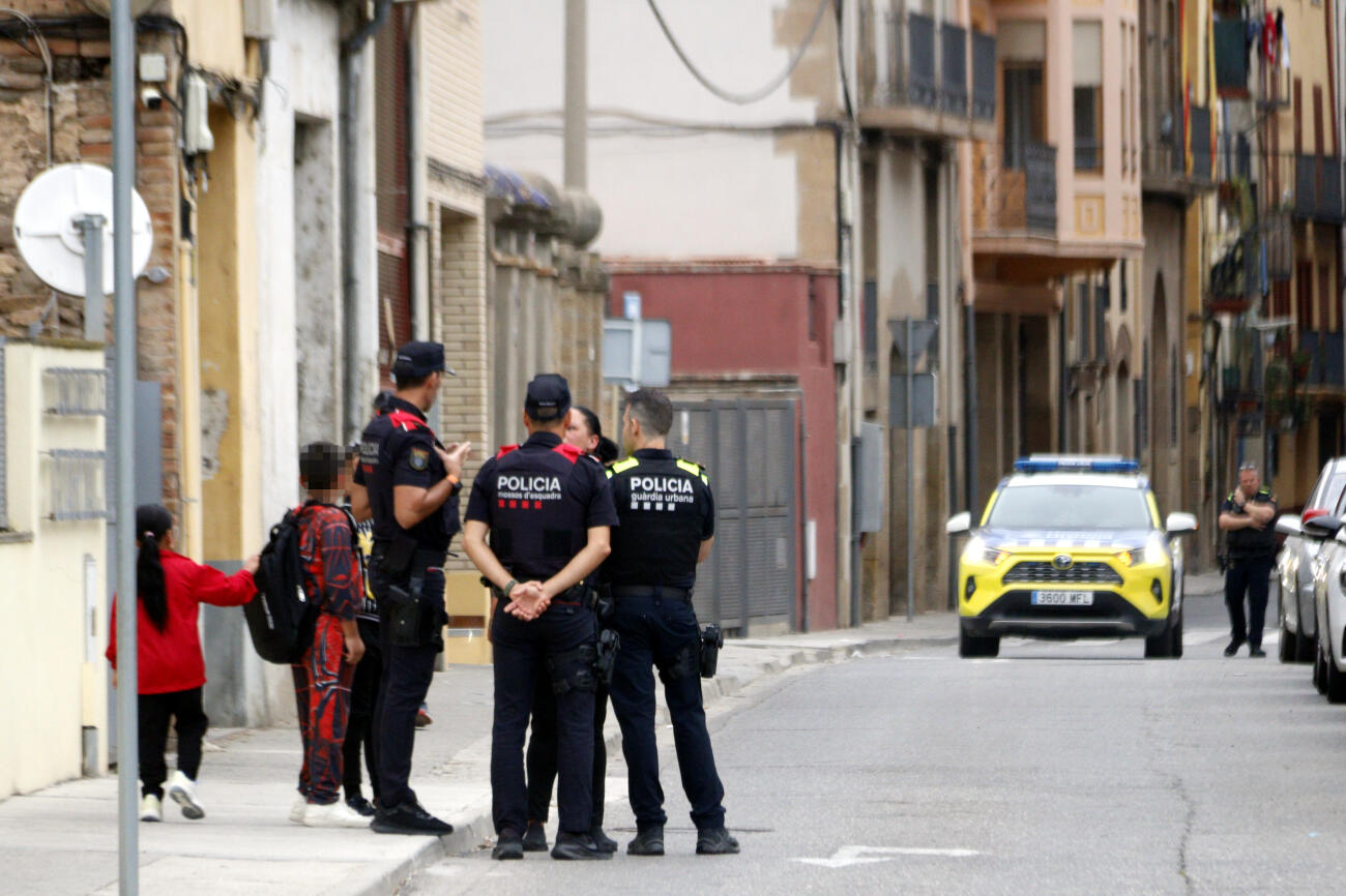 Mossos i Policia Local de Balaguer conversen amb una família de l'escola Àngel Guimerà.
