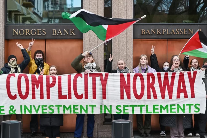 Manifestants branden banderes palestines davant la seu del banc central noruec, a Oslo, al març, en protesta contra les inversions del fons sobirà noruec a Israel (fotografia: Naina Helén Jåma/Bloomberg).