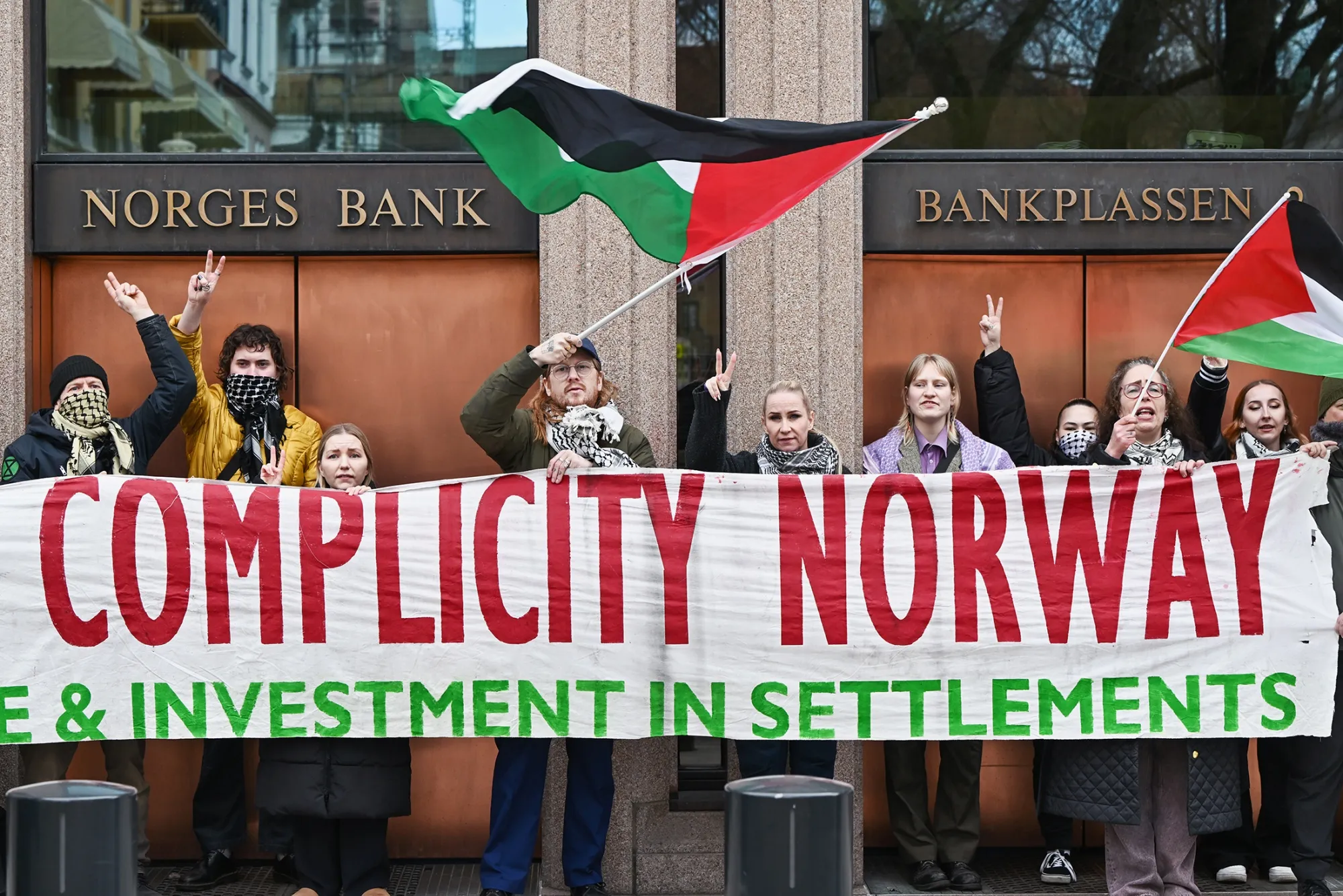 Manifestants branden banderes palestines davant la seu del banc central noruec, a Oslo, al març, en protesta contra les inversions del fons sobirà noruec a Israel (fotografia: Naina Helén Jåma/Bloomberg).