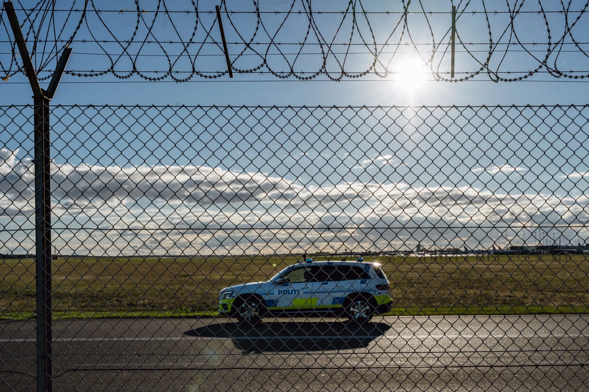 Un vehicle de la policia danesa patrulla l'aeroport de Copenhaguen després d'un incident amb drons que obligà a aturar-hi el trànsit aeri, aquest mes (fotografia: Nichlas Pollier/Bloomberg).