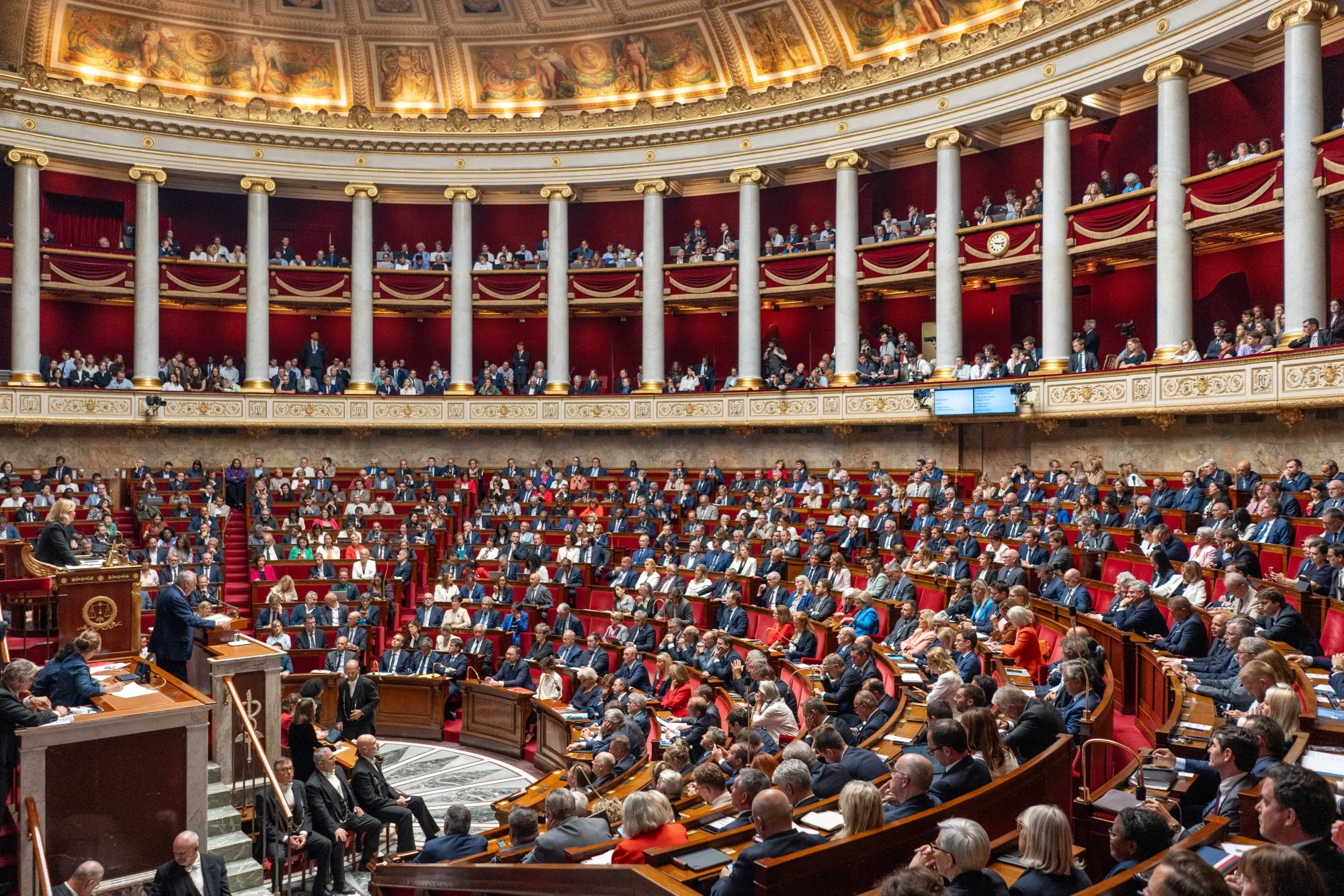 L'Assemblea Nacional francesa durant el vot de confiança contra François Bayrou, aquest mes, que culminà en la dimissió de l'ara ex-primer ministre francès (fotografia: Nathan Laine/Bloomberg).