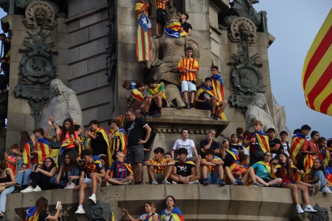 Estelades a Colom i un puny alçat pel català: Barcelona hi torna