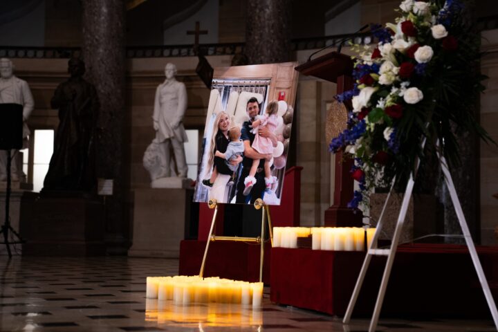 Vigília en memòria de Charlie Kirk al Capitoli dels Estats Units, a Washington, aquest dilluns (fotografia: Allison Robbert/Efe).