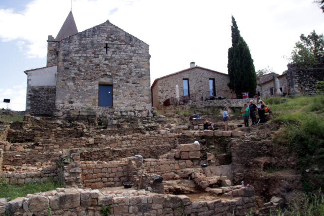 Descobreixen una gran plataforma d’un temple romà al jaciment dels Sants Metges de Sant Julià de Ramis