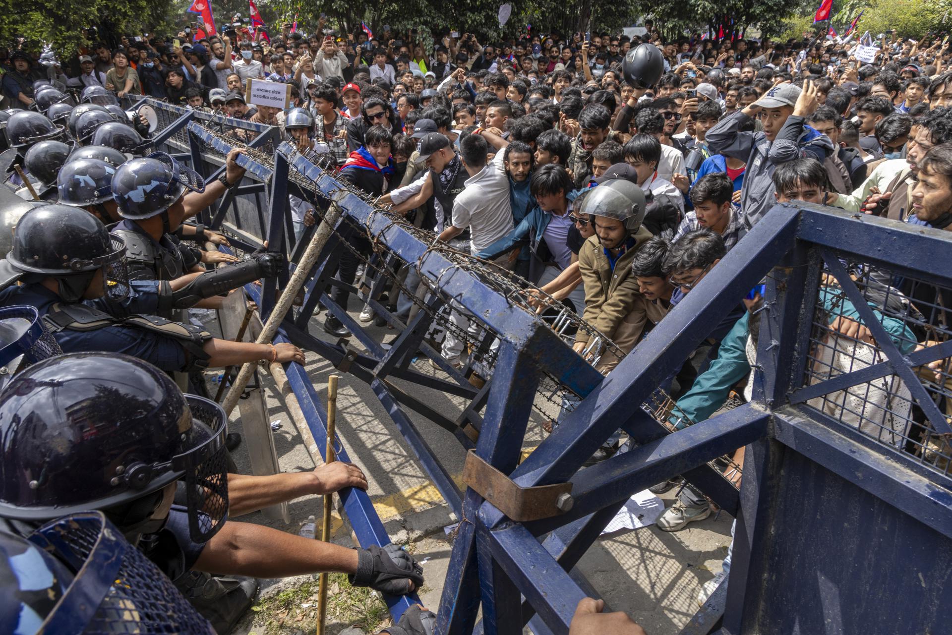 Manifestants s’enfronten amb la policia davant el parlament de Katmandú. Fotografia: EFE/EPA/Narendra Shrestha.