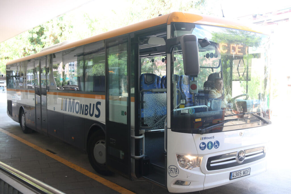La Plataforma per la Llengua denuncia que la pròrroga de les concessions de bus interurbà no garanteix l’atenció en català