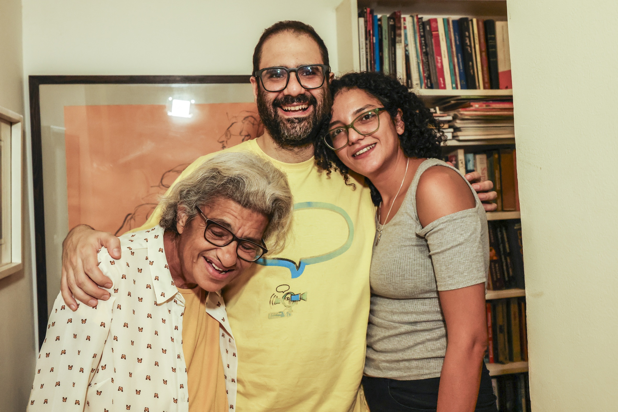 Alaa Abdel Fattah (centre) s'abraça amb la seva mare Laila Soueif (esquerra) i la seva germana Sanaa Seif (dreta) al Caire, ahir, hores després de ser alliberat (fotografia: Stringer/Efe).