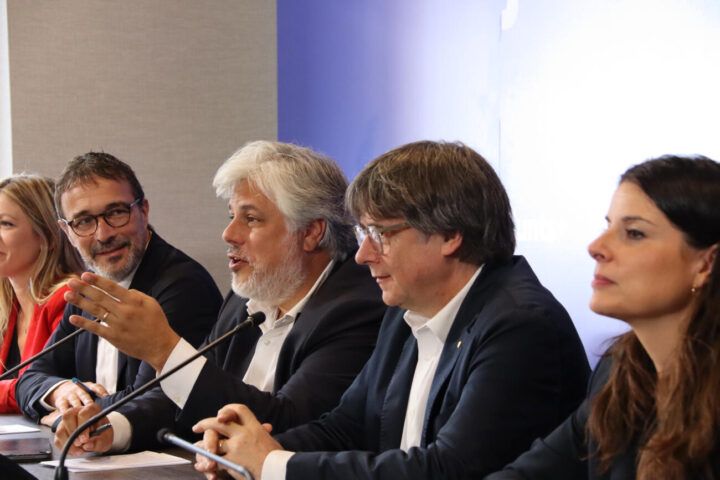 Carles Puigdemont, en la darrera reunió del grup parlamentari a Waterloo (Fotografia: ACN).