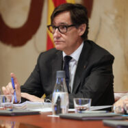 El setge judicial del català a l’escola amenaça la pau del govern d’Illa