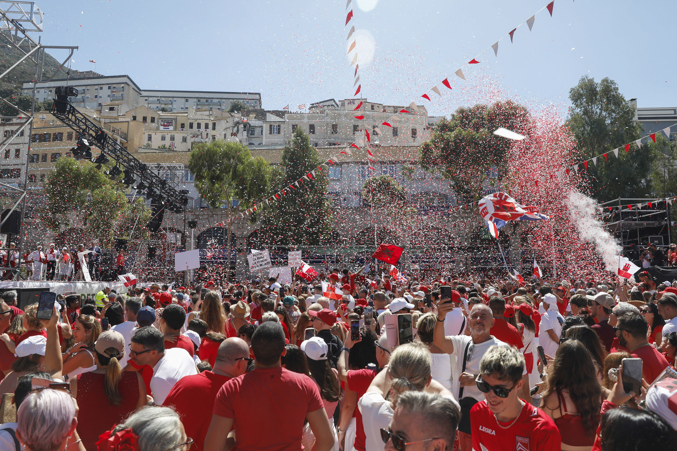 Gibraltarencs celebren la diada nacional del territori, dimecres passat (fotografia: A. Carrasco Ragel/Efe).