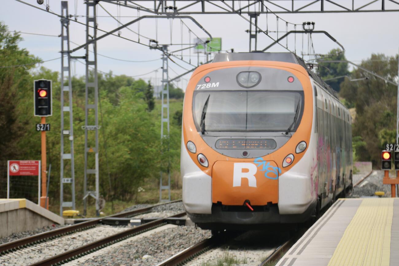 Un tren de Rodalies sortint de l'estació de Parets del Vallès en sentit Barcelona.