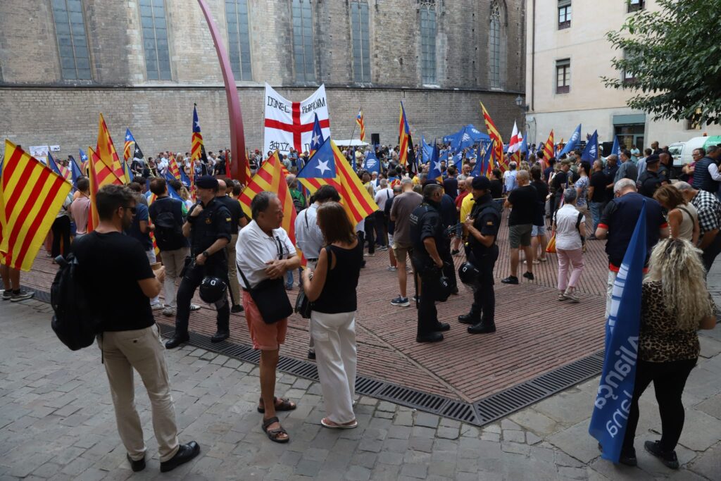 [VÍDEO] Els Mossos envolten el Fossar de les Moreres per impedir les protestes contra Aliança Catalana