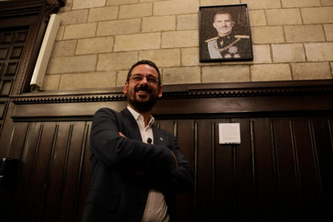 Girona defensa al jutjat que el retrat de Felip VI amb fotos de l’1-O no contravé la llei i és on toca