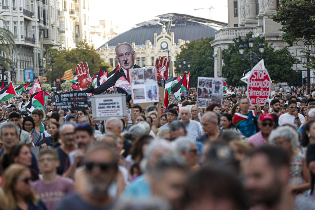 Manifestació multitudinària a València per exigir l’embargament d’armes a Israel i la ruptura de relacions